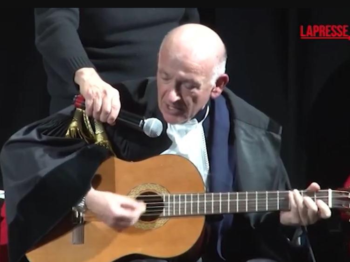Il viceministro Francesco Paolo Sisto si esibisce alla chitarra: l'arringa cantata strappa applausi al «Parioli» di Roma