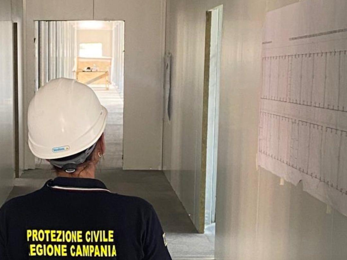 «Piove nelle aule», a Pozzuoli chiude la «scuola modulare» anti bradisismo. I consiglieri protestano: «Vergogna nazionale»