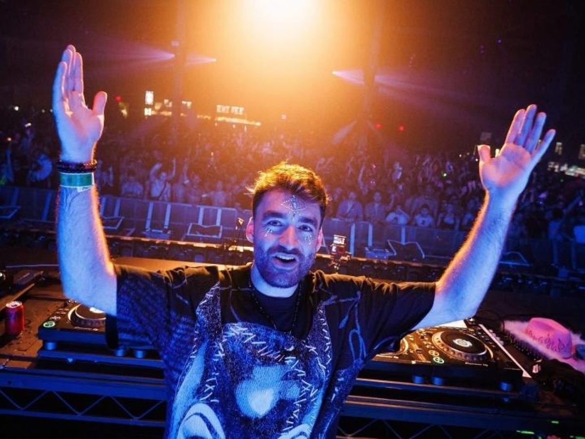 Milano, Oliver Heldens alla console del JustMe: il deejay pioniere della musica house suona ai piedi della Torre Branca