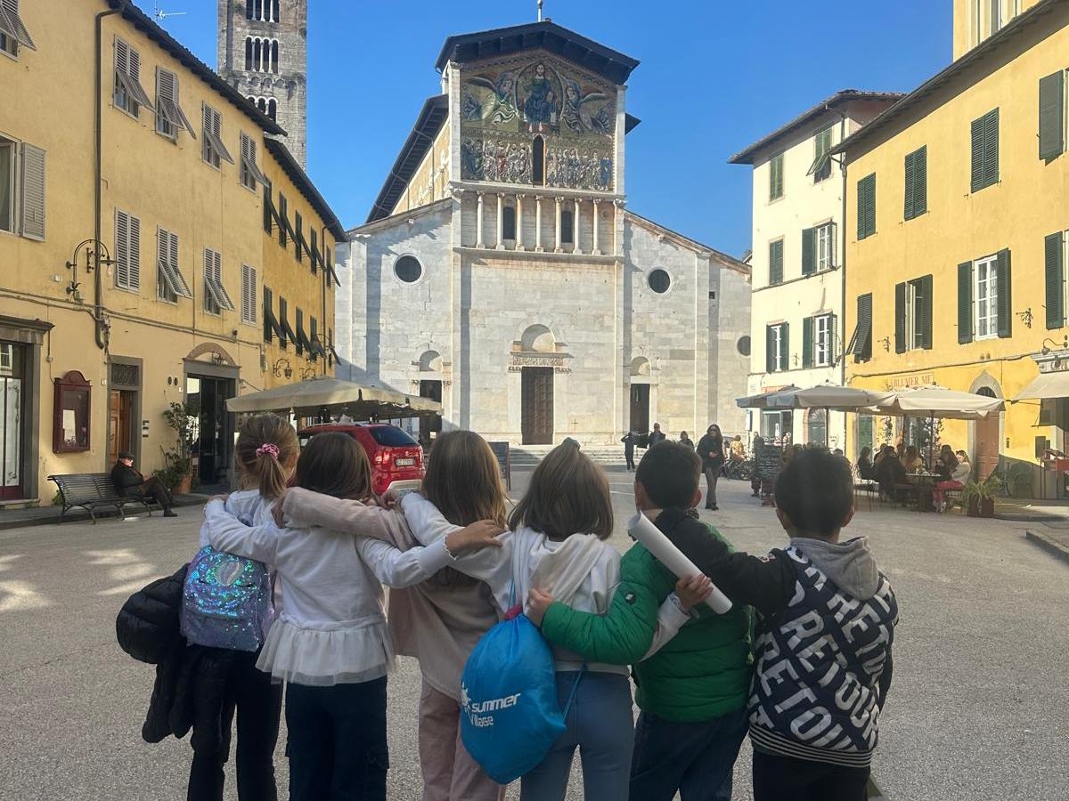 Lucca, la marcia dei bambini toscani per i bambini di Gaza (e una carta dei diritti tra pozzanghere e mantelli volanti)