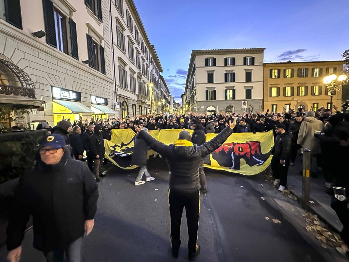 Fiorentina-Aek, l'invasione giallo-nera dei 2mila tifosi greci in città. Molti senza biglietto