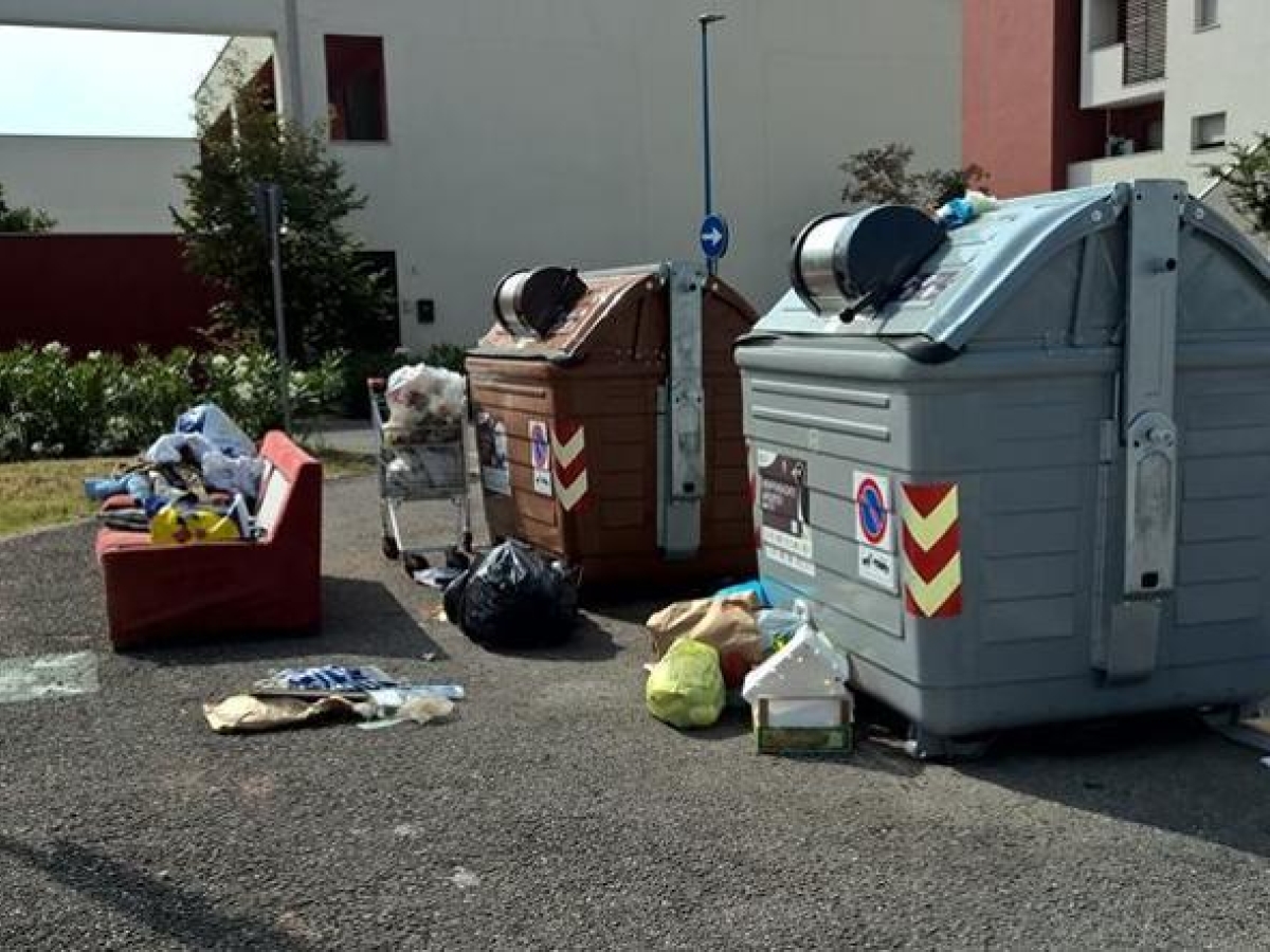 Troppi rifiuti fuori cassonetto, FdI: Brescia copi Bologna e arruoli 40 spazzini di quartiere