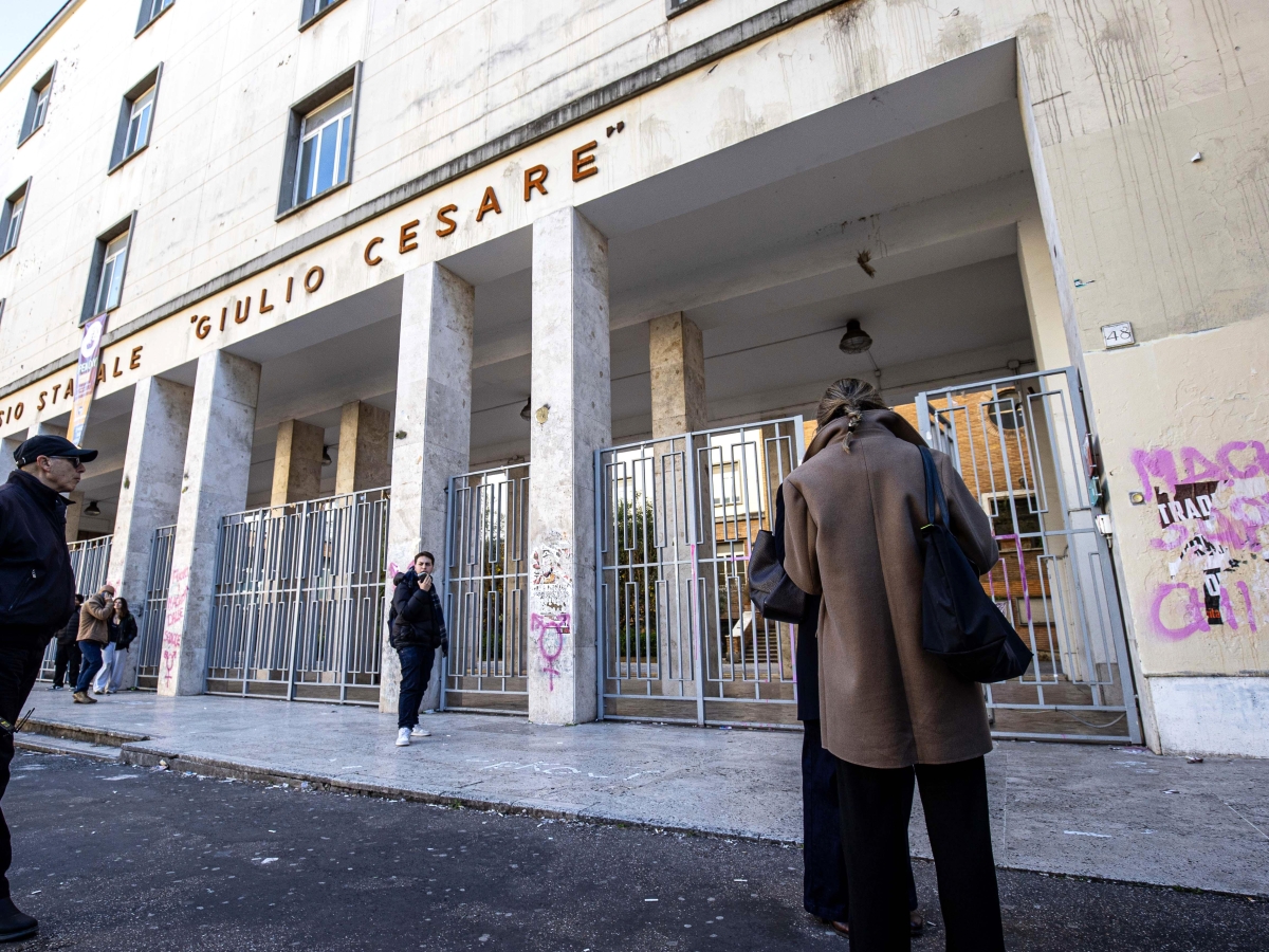 Occupato il liceo Giulio Cesare: «Dopo la "lista stupri" la presidenza mostra superficialità e segue le apparenze». Studenti spaccati