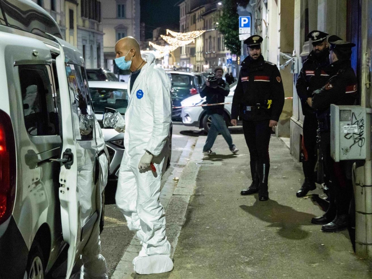 Firenze, un antiquario e la moglie trovati morti in casa. «Sangue ovunque, nessun segno di effrazione». Ipotesi omicidio-suicidio