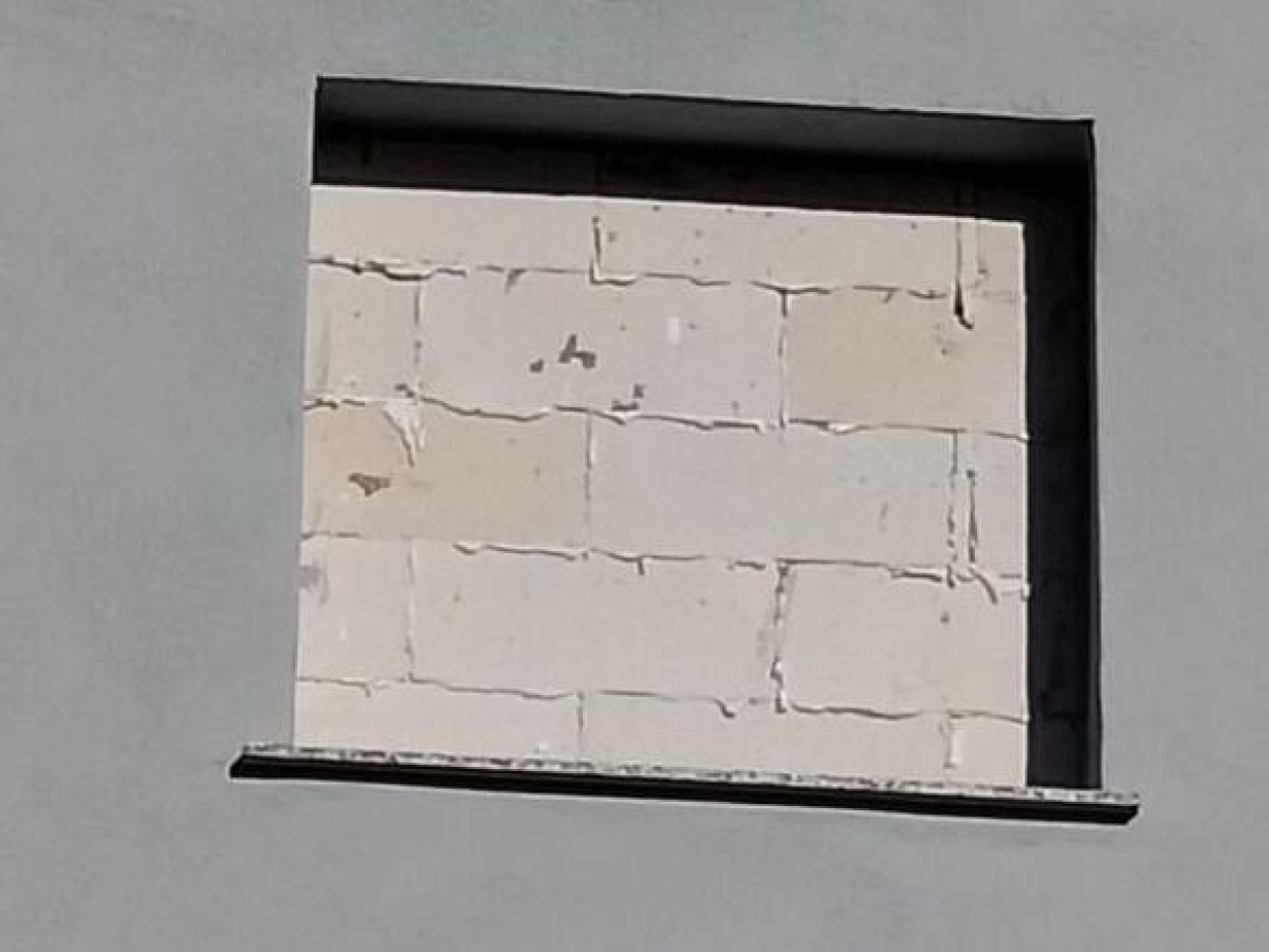 Afragola, piove nella casa popolare senza infissi e anziano indigente mura la finestra