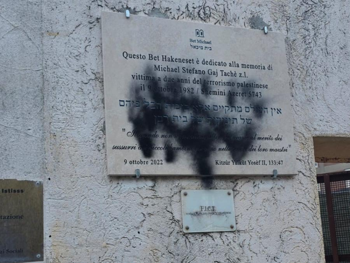 Imbrattata la targa del piccolo Stefano Tachè a Roma: caccia a due incappucciati. Solidarietà dai collettivi pro Pal: «Non siamo stati noi»