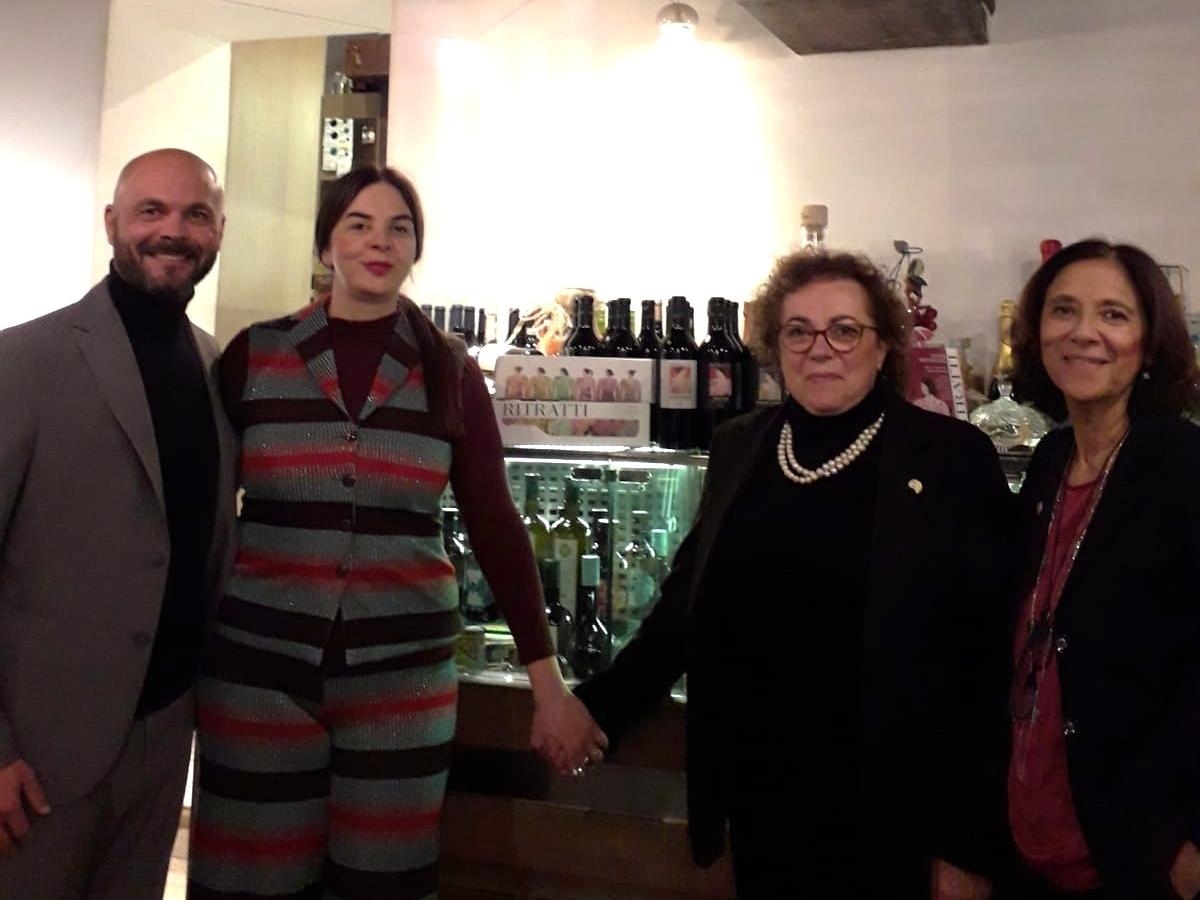 Violenza sulle donne a Roma, una serata di riflessione e rinascita al rione Monti con la presidente di Telefono Rosa