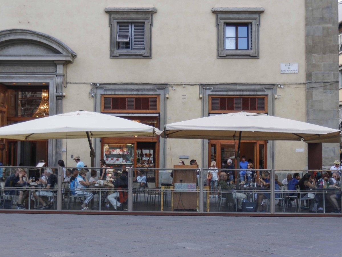 Dehors a Firenze, le nuove regole in Consiglio: stop concessioni, sanzioni più severe