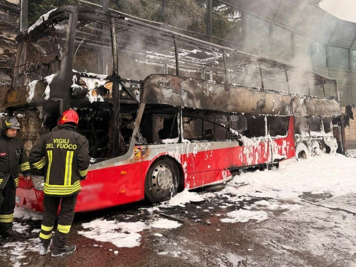 Monza, incendio sulla A4 tra Sesto San Giovanni e Cormano: autobus in fiamme e traffico in tilt