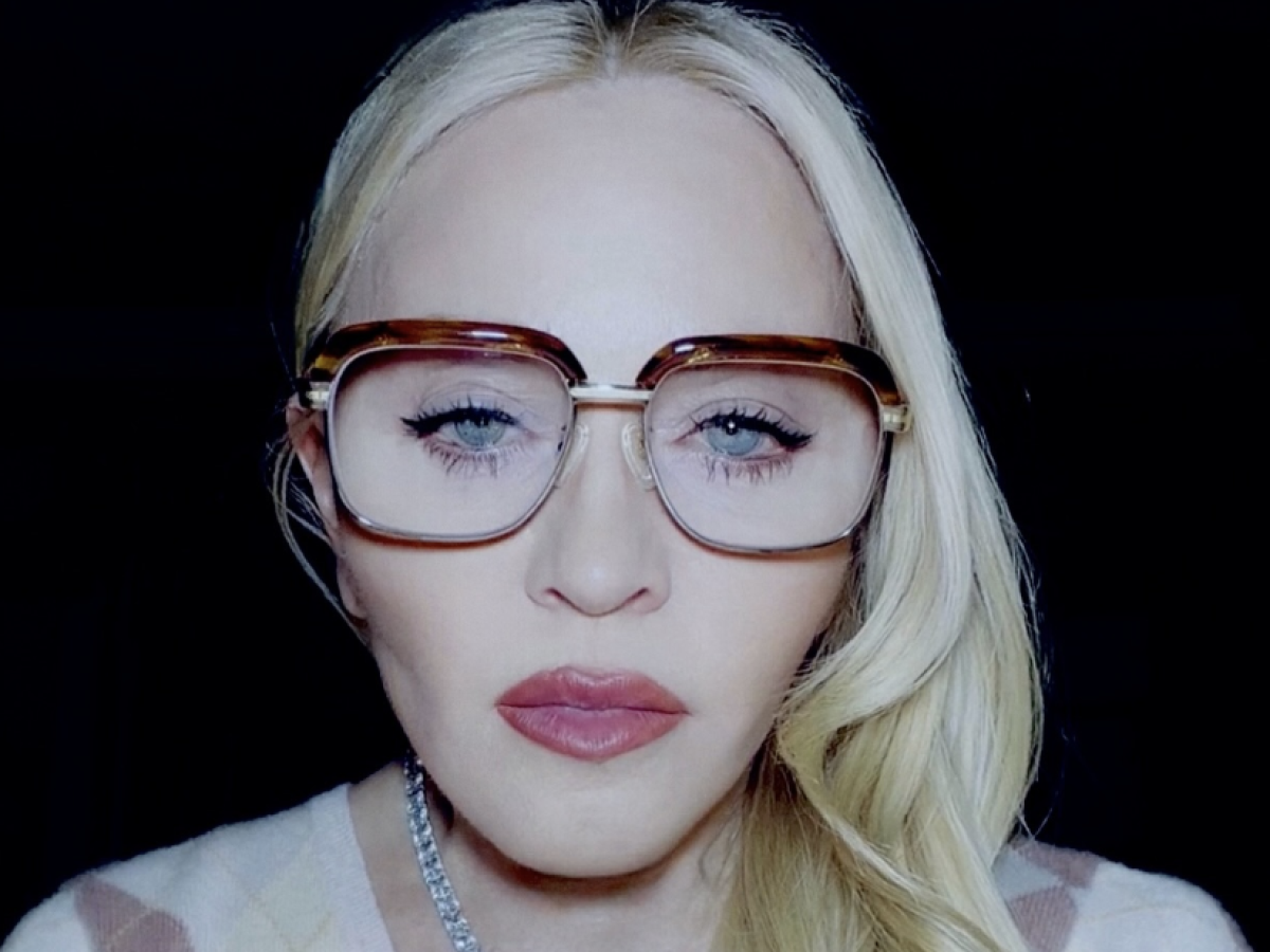 Madonna critica Donald Trump per la mancata celebrazione della Giornata mondiale contro l'Aids. «Fingere che questa malattia non sia mai esistita è ridicolo. Le persone non sono morte invano»