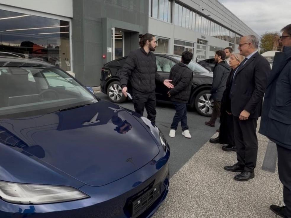Auto con guida assistita da Intelligenza artificiale (AI), il sindaco Gualtieri e l'assessore Patané provano la Tesla