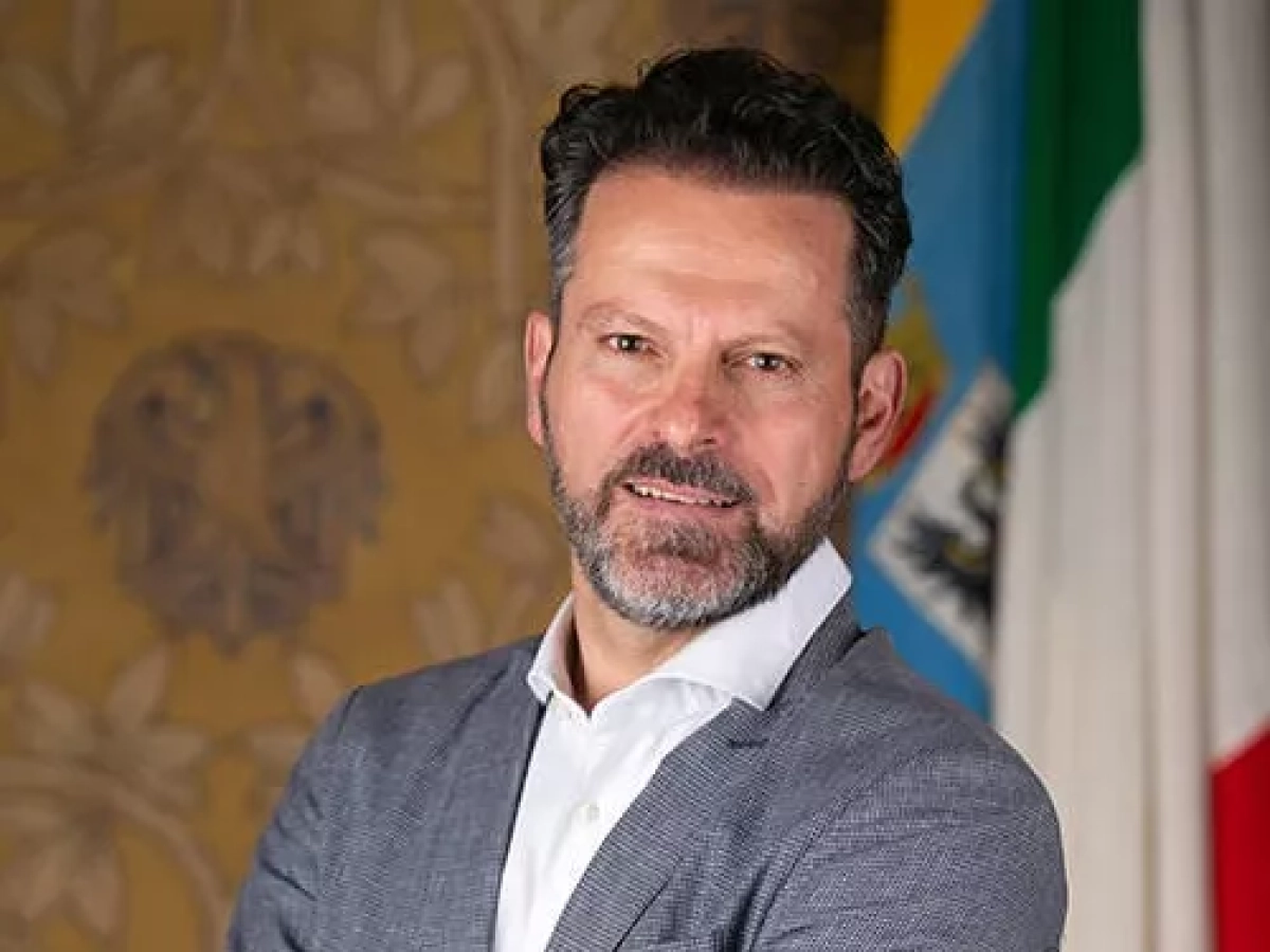 Trento, la frase shock del consigliere comunale di Fratelli d'Italia contro l'Islam: «Siamo stufi di vedere persone che pregano con il culo per aria»