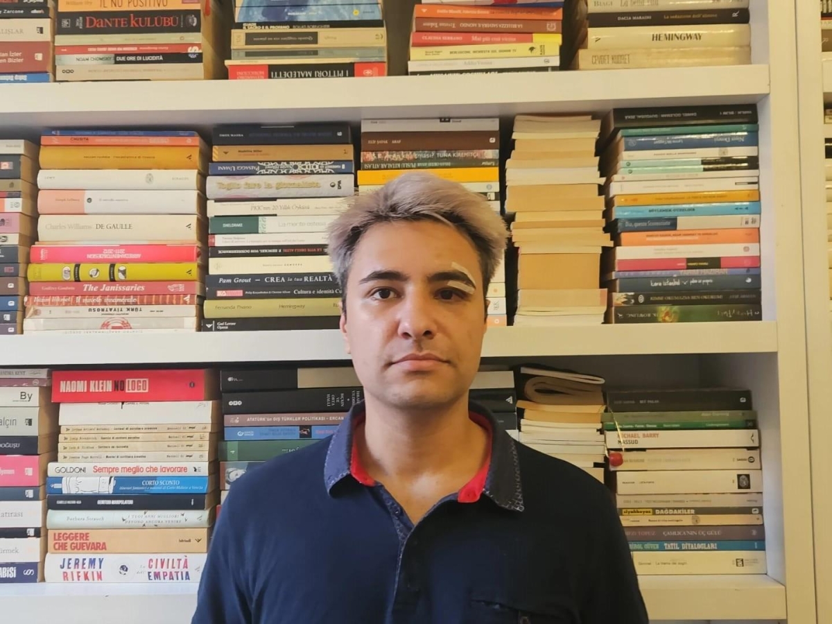 Alessandro, vittima di aggressione omofoba: «Denunciate, c'è tanta solidarietà, non abbiate paura»