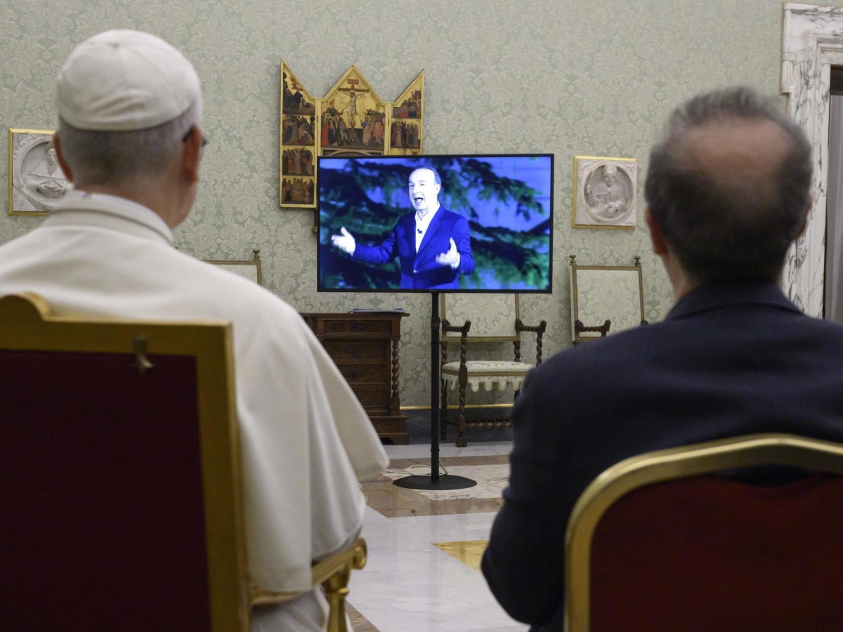 Benigni in tv nello speciale su San Pietro: «Uno di noi che soffre, gioisce, sbaglia. Mi sono innamorato della sua umanità»