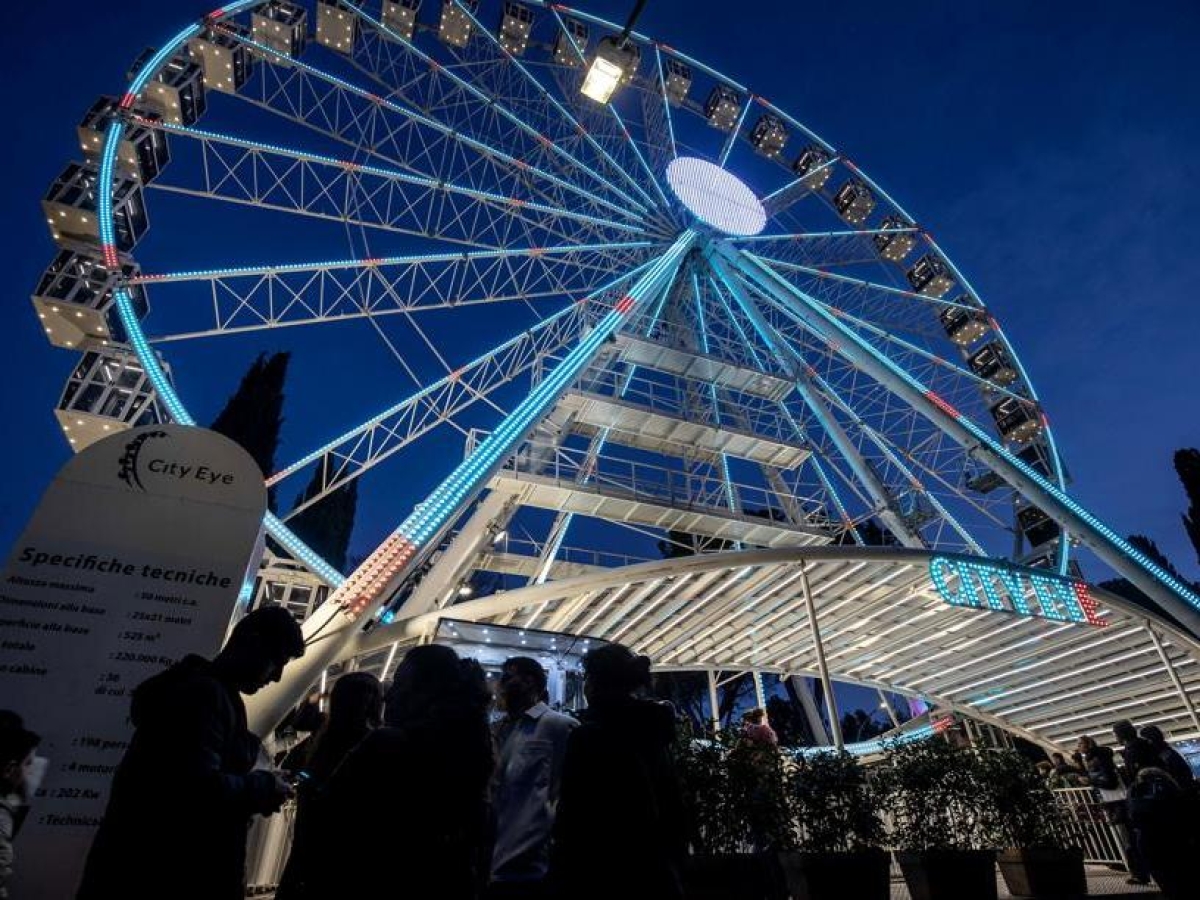 Natale all'Eur, arriva la ruota panoramica mobile più alta d'Europa: la città vista a 50 metri d'altezza