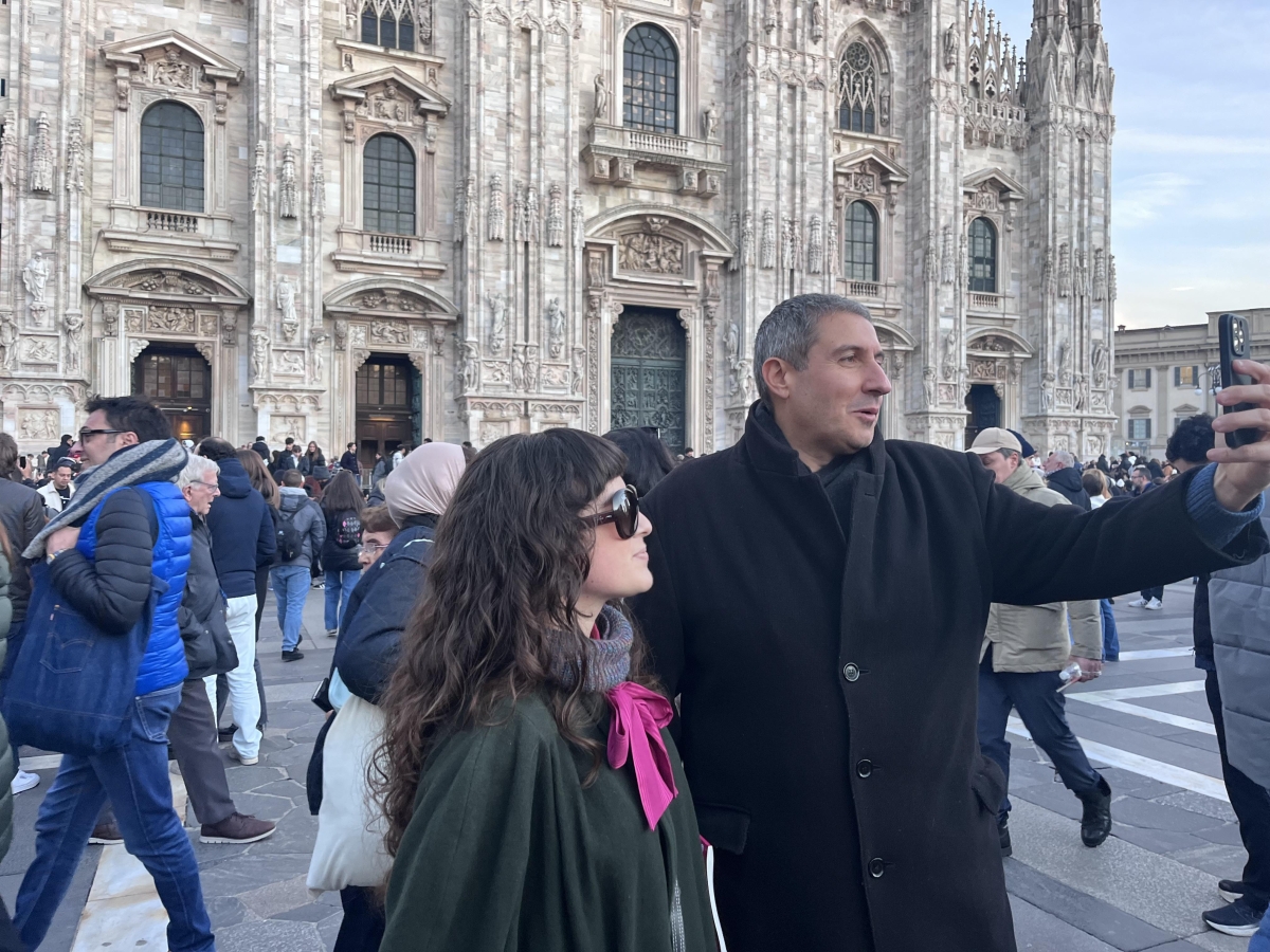 Marco Ballarini, il «sindaco di Tik Tok» (con oltre un milione di follower) in piazza Duomo tra selfie e autografi