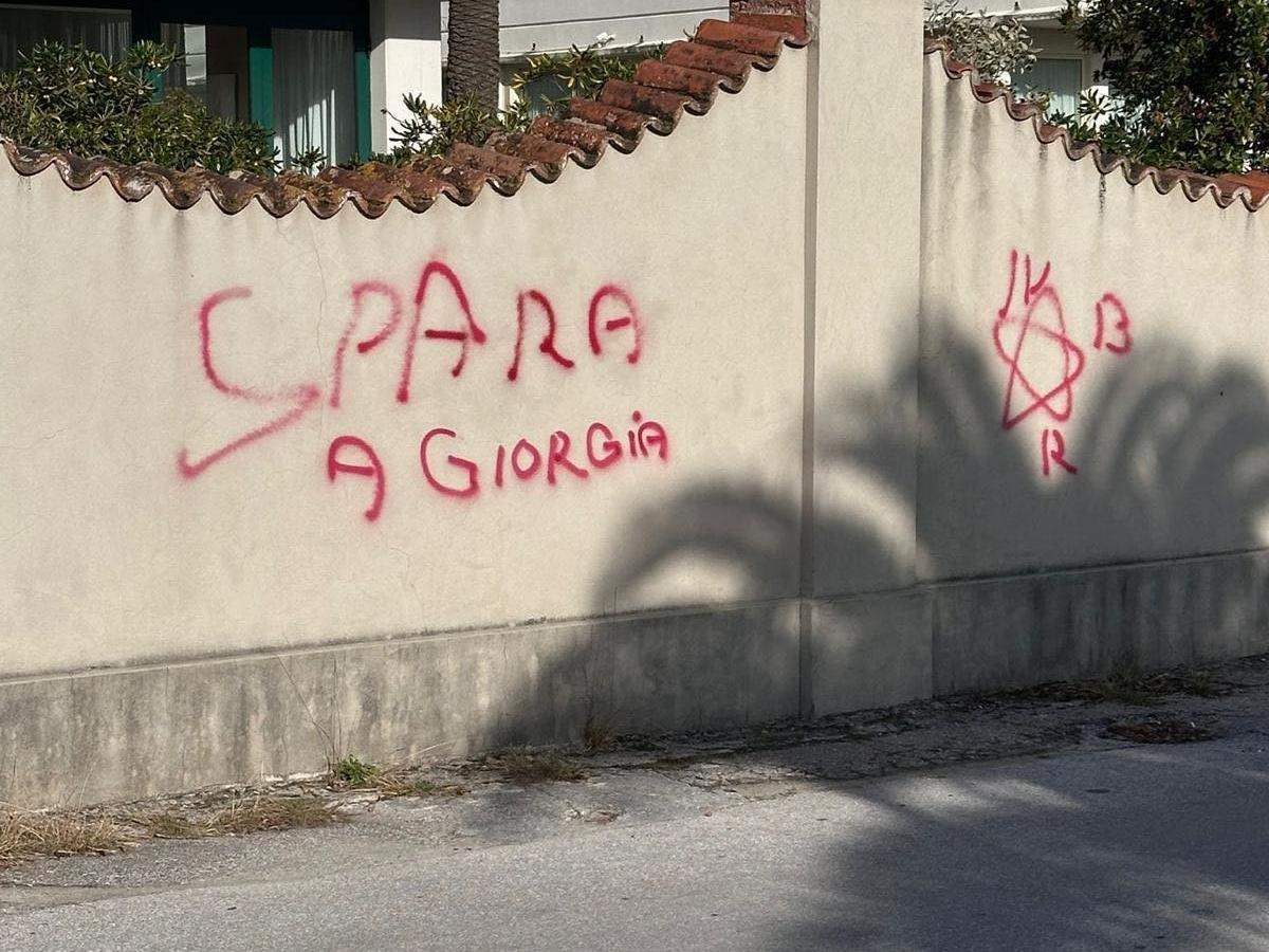 Pietrasanta, su un muro compare la scritta: «Spara a Giorgia», siglata da una stella a cinque punte