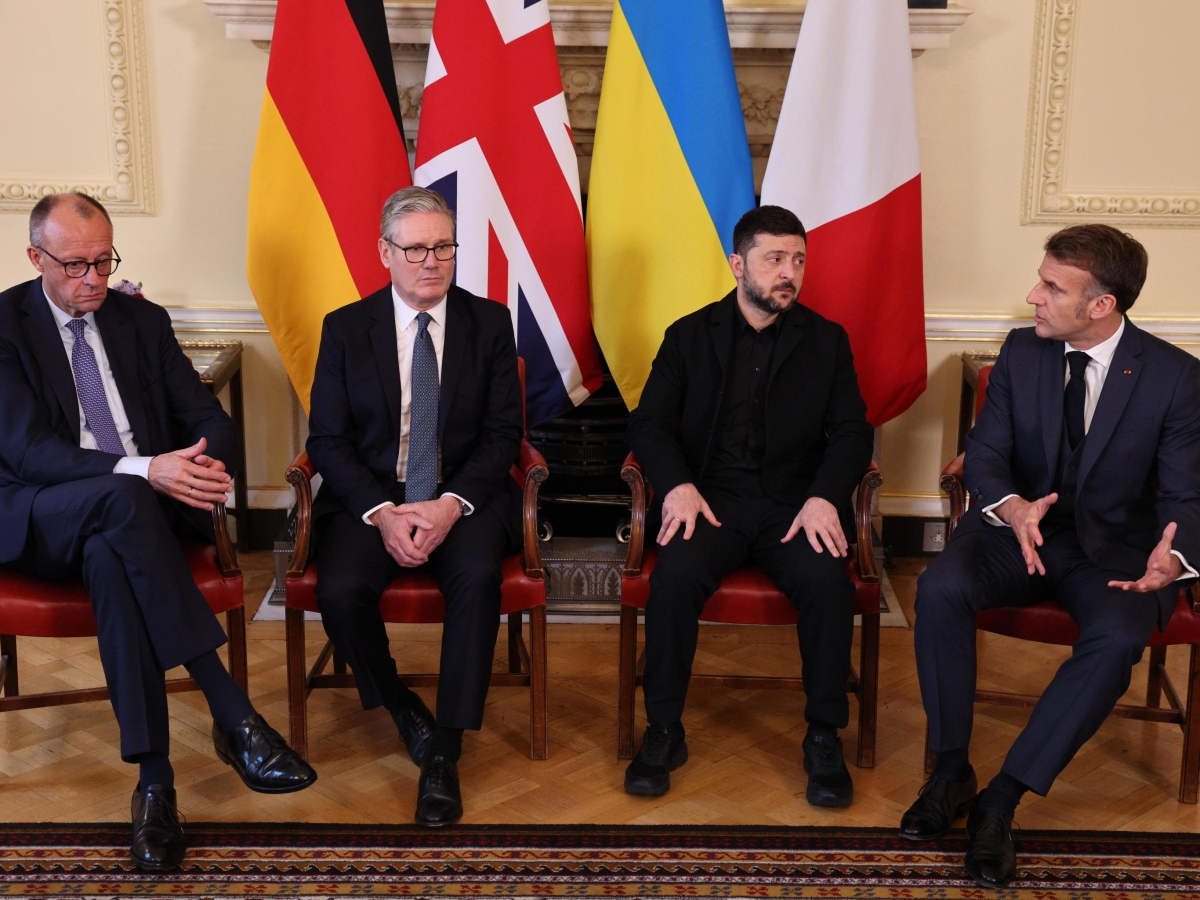 Starmer riceve Zelensky: "Nessuna pressione perché accetti il piano Usa". Il leader ucraino domani da Meloni | Mosca: "Europa isolata"