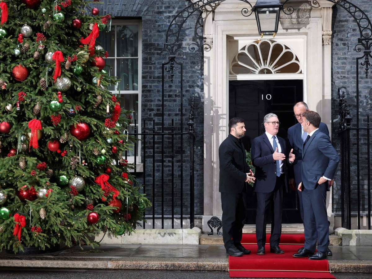 Mosca: "La Ue se vuole salvarsi ascolti Trump". Zelensky vola da Londra a Bruxelles