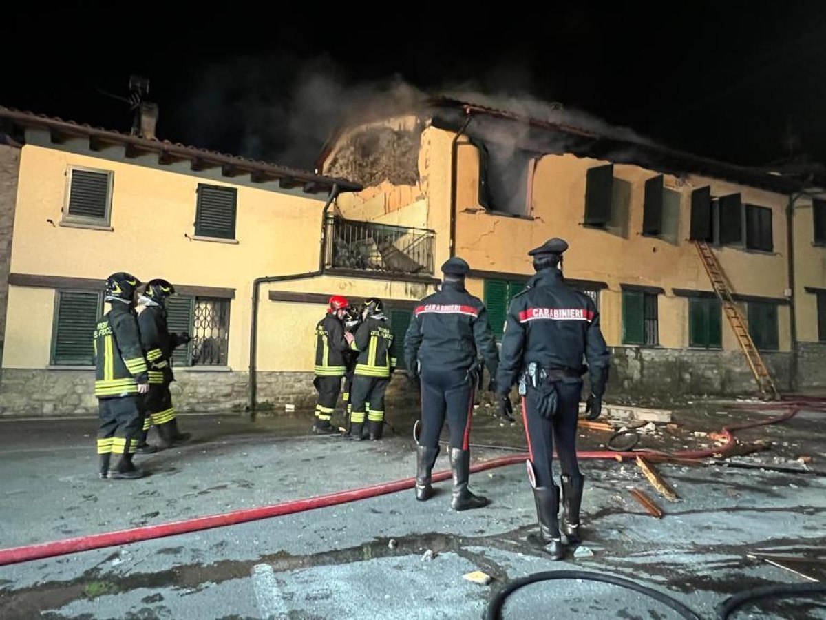 Barberino di Mugello, si fa esplodere in casa: era sotto sfratto. Un sms alla proprietaria e poi il boato