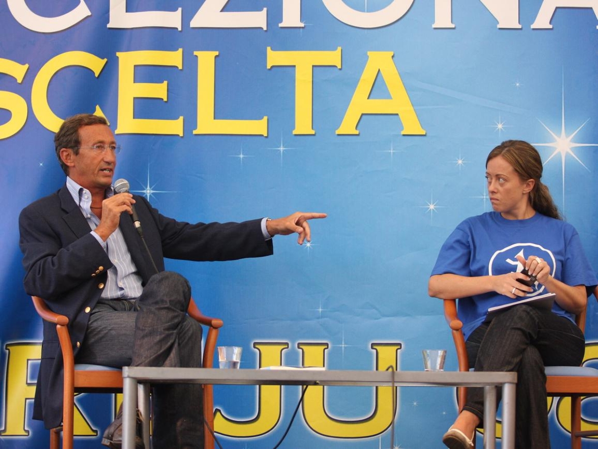 Fini ad Atreju: l’abbraccio di Arianna (che guida la claque), lui ricambia. E in platea si chiedono: ora che farà?