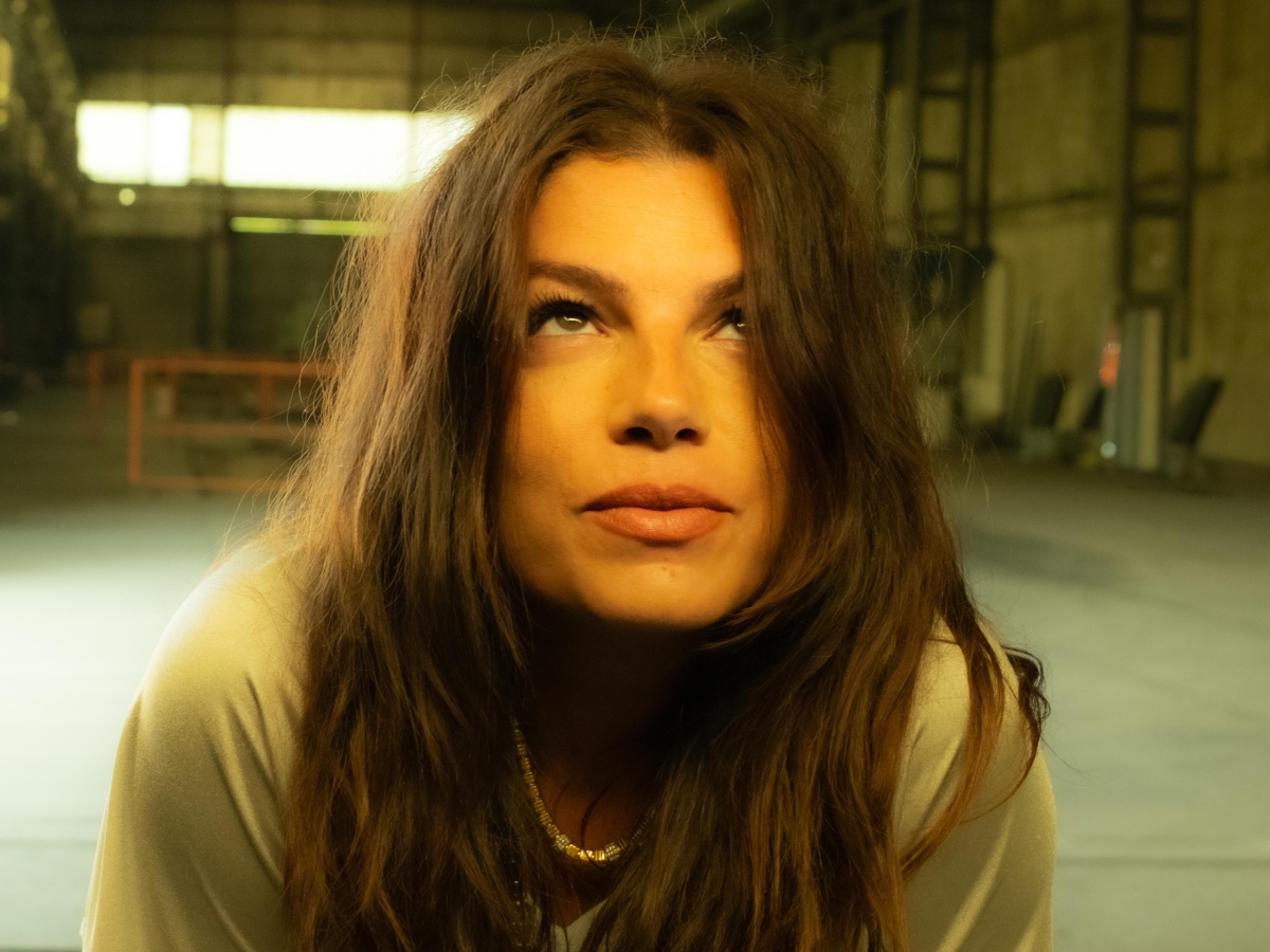 Emma: «Che dolore suonare le chitarre di papà dopo due anni: le porterò sul palco. Il tumore? Affrontato grazie a mamma, un generale di ferro»