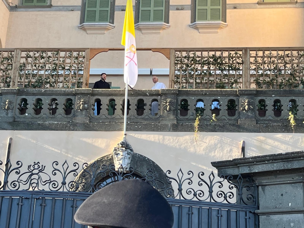 Nuovo schiaffo di Trump ai leader europei: «Deboli e confusi». E attacca Zelensky | Il leader di Kiev a colloquio mezz Nuovo schiaffo di Trump ai leader europei: «Deboli e confusi». E attacca Zelensky | Il leader di Kiev a colloquio mezz