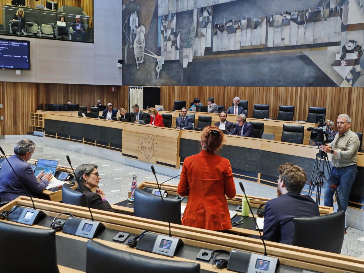 Le critiche delle opposizioni al bilancio provinciale: «Molte famiglie a rischio e pochi soldi per il pubblico impiego»