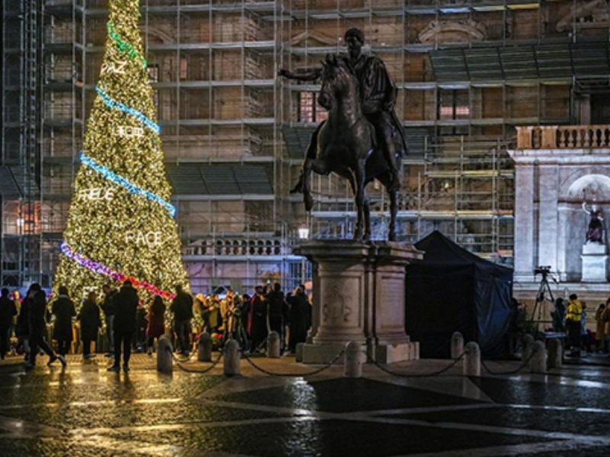 L'albero della Pace illumina piazza del Campidoglio, Gualtieri: «Un bene che tante persone non possono condividere»