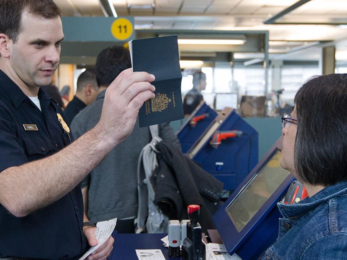 Per entrare negli Usa ora i turisti (anche italiani) dovranno mostrare cosa hanno fatto sui social negli ultimi 5 anni Per entrare negli Usa ora i turisti (anche italiani) dovranno mostrare cosa hanno fatto sui social negli ultimi 5 anni