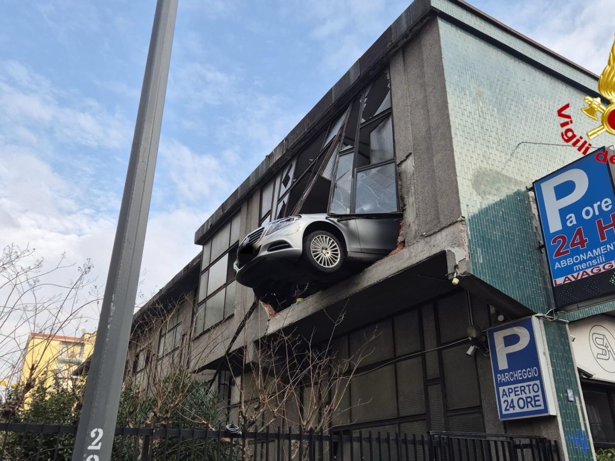 Milano, sfonda con l'auto la parete vetrata del garage e resta sospeso nel vuoto: salvato 84enne, aveva sbagliato manovra