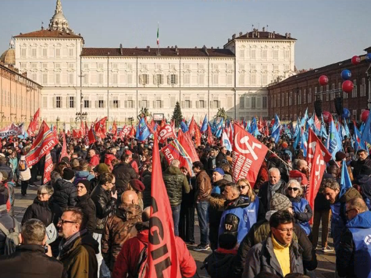 Sciopero nazionale 12 dicembre. L’inverno caldo è già iniziato: Torino si ferma contro la Manovra. Disagi per trasporti, scuola e sanità