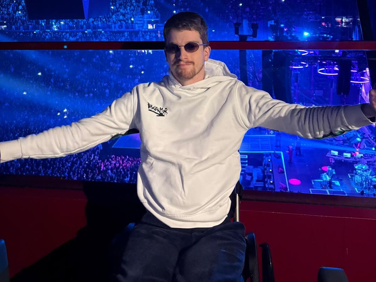 Milano, la denuncia di Edoardo Bonelli «respinto» dall'Area vip al concerto di Marracash all'Unipol Forum: «Non ammesso perché disabile»