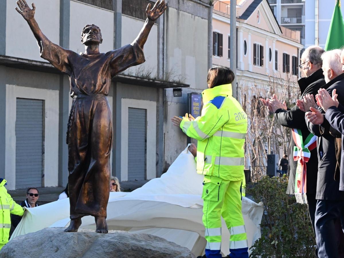 Marconi, svelata la statua di San Francesco che darà anche il nome all'ex ponte dell'Industria