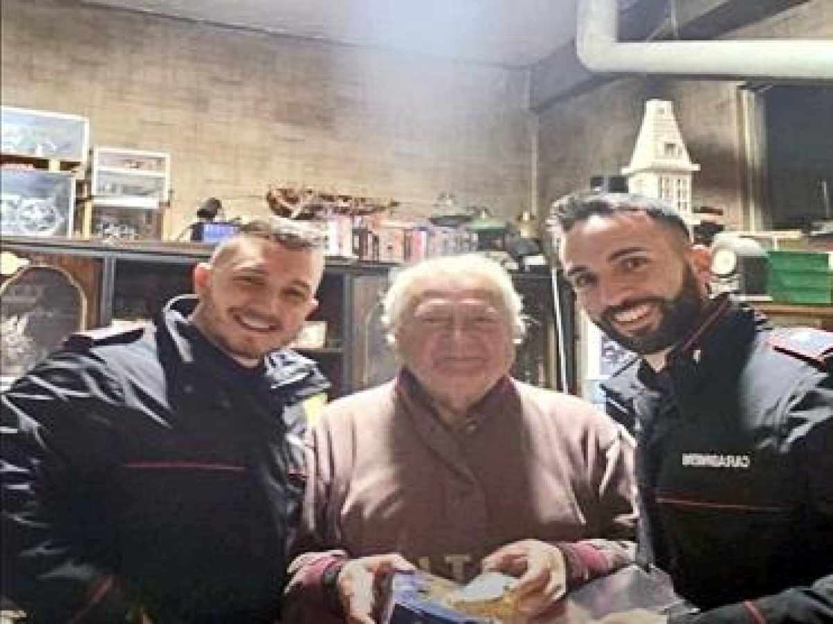 Blevio, la torta di compleanno all'80enne che vive solo arriva con i carabinieri: la sorpresa all'anziano solo (dopo l'allarme)