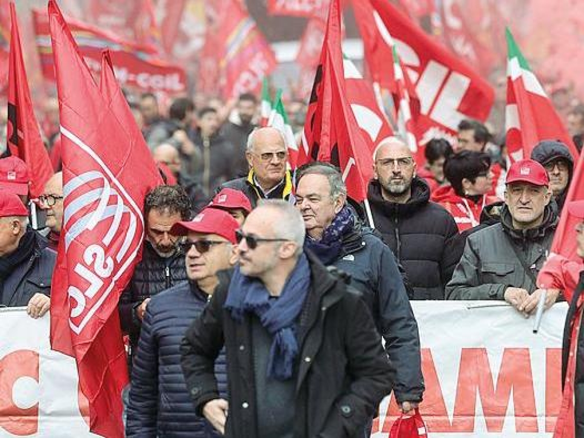 Napoli, diecimila «no» al governo Meloni