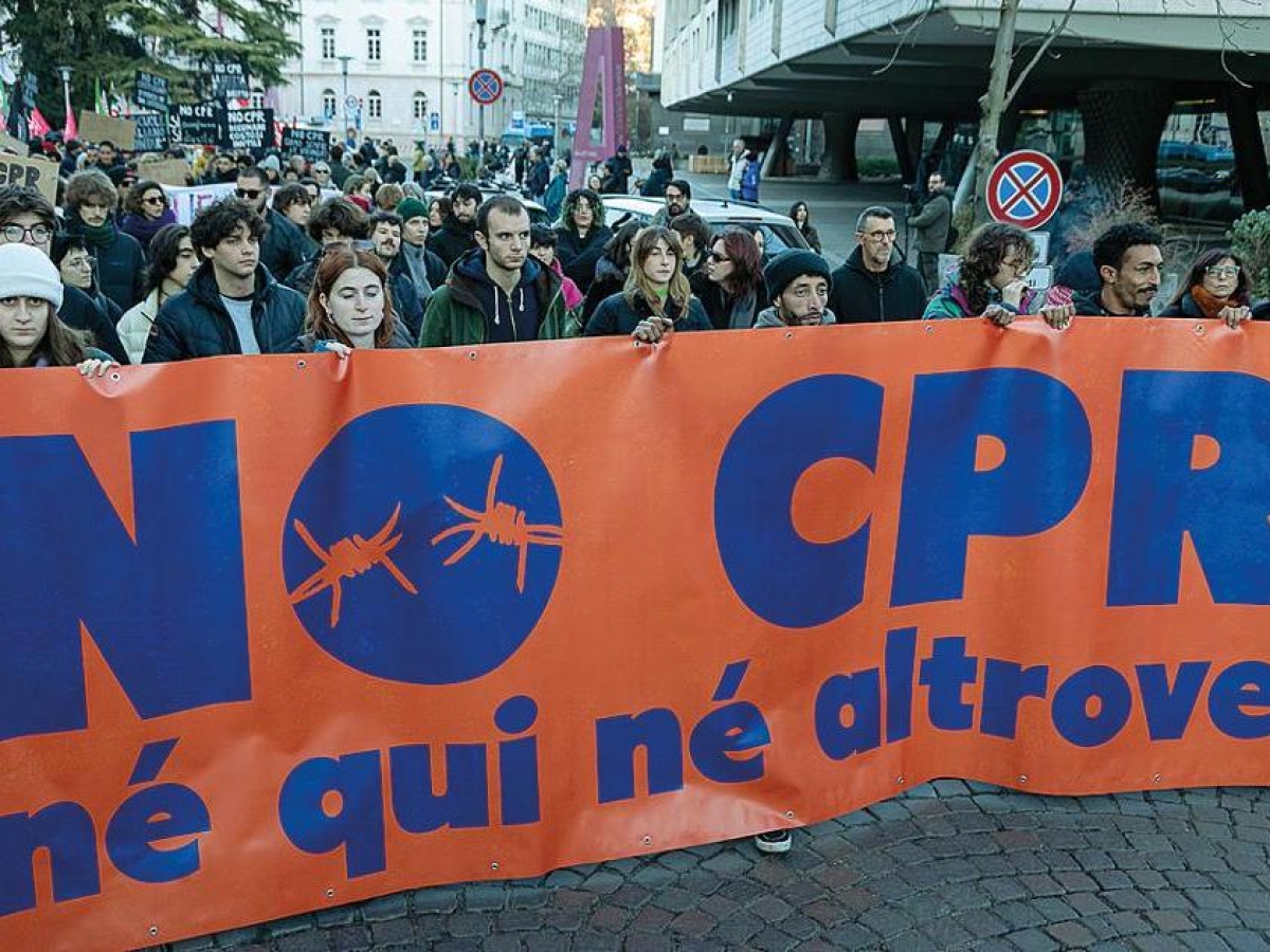 Trento, oltre mille persone per dire no ai Centri per il rimpatrio: «Sono luoghi di morte»