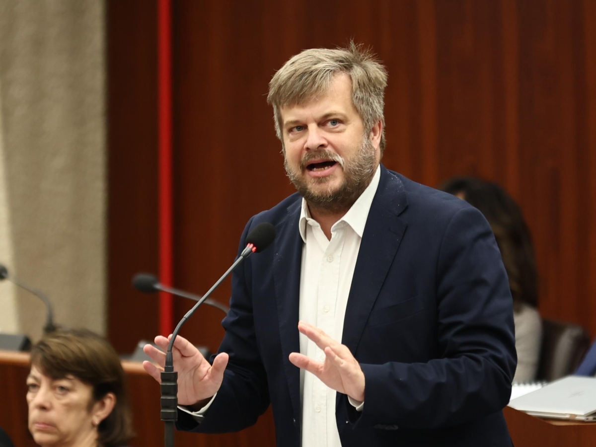 Majorino, busta anonima con svastiche e intimidazioni: «Mi chiamano zecca, mi si dice che devo morire: non mi fate paura»