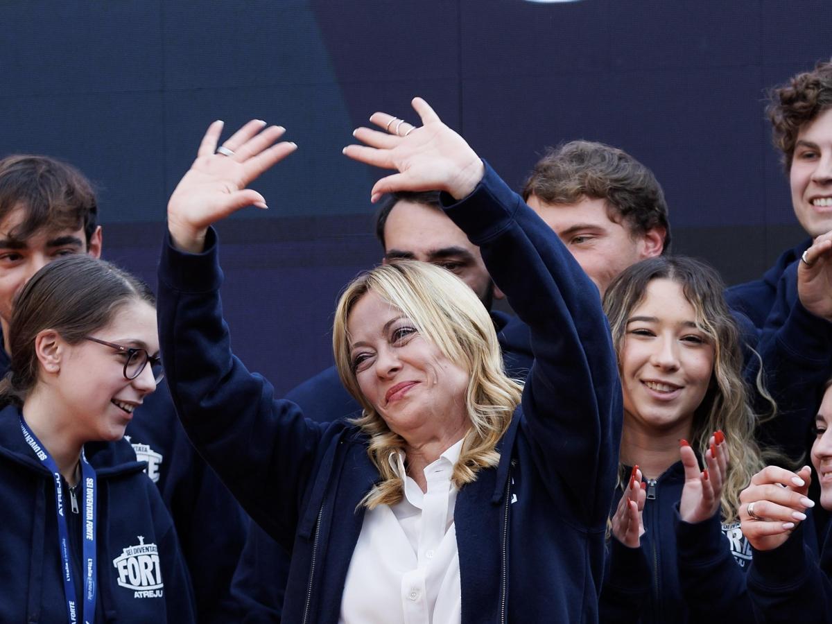 Meloni ad Atreju, show e attacchi tra vin brulé e clima da stadio: così la sua «macchina» è già in campagna elettorale