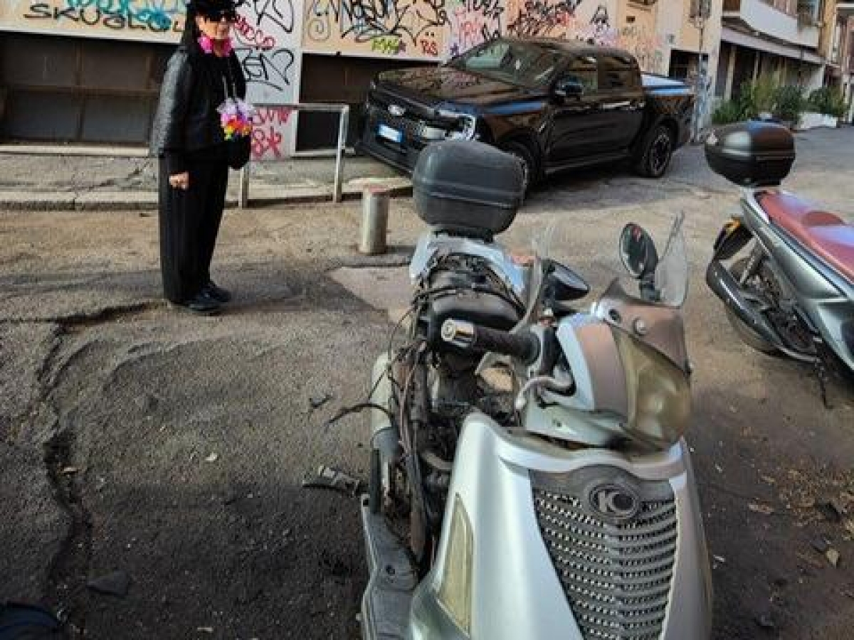 Roma, a Trastevere movida e teppisti: bomba carta contro gli scooter