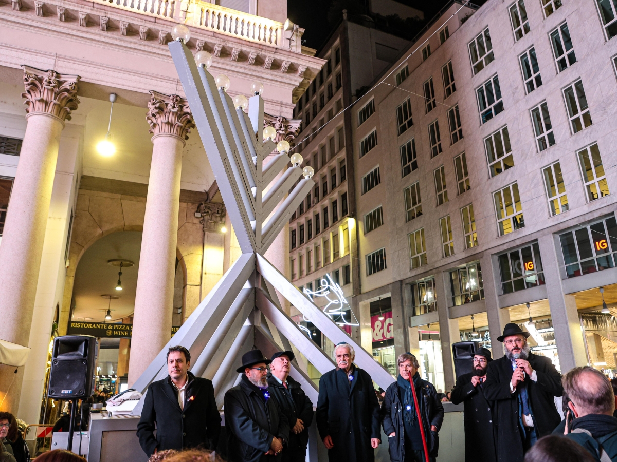 Milano si accende intorno alla comunità ebraica: «Luci contro la paura». Dopo l'attentato di Sydney in 500 per la festa di Hanukkah