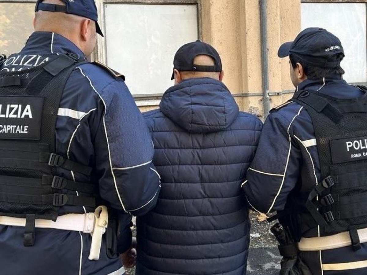 Roma, turista chiede aiuto per connettersi al wi-fi, il cameriere la violenta nel ristorante al Pantheon