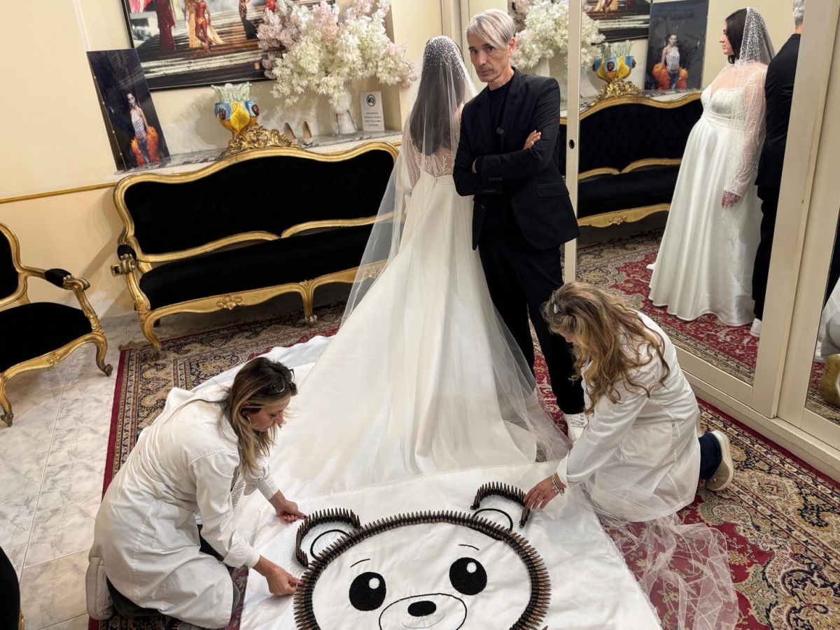 Suo zio vigilante fu aggredito e ucciso, Federica Colantuono si sposa con 1000 proiettili (e un orsacchiotto) sul velo: «Mi lascio alle spalle la violenza»