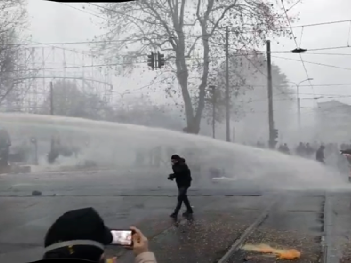 torino scontri al corteo contro lo sgombero di askatasuna lancio di bottiglie contro la polizia idranti e lacrimogeni 160la diretta