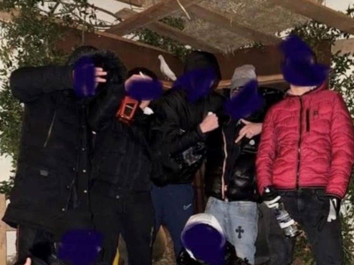 Carnago, branco di ragazzini vandalizza il presepe di Natale e posta il selfie con la bottiglia di gin nella mangiatoia