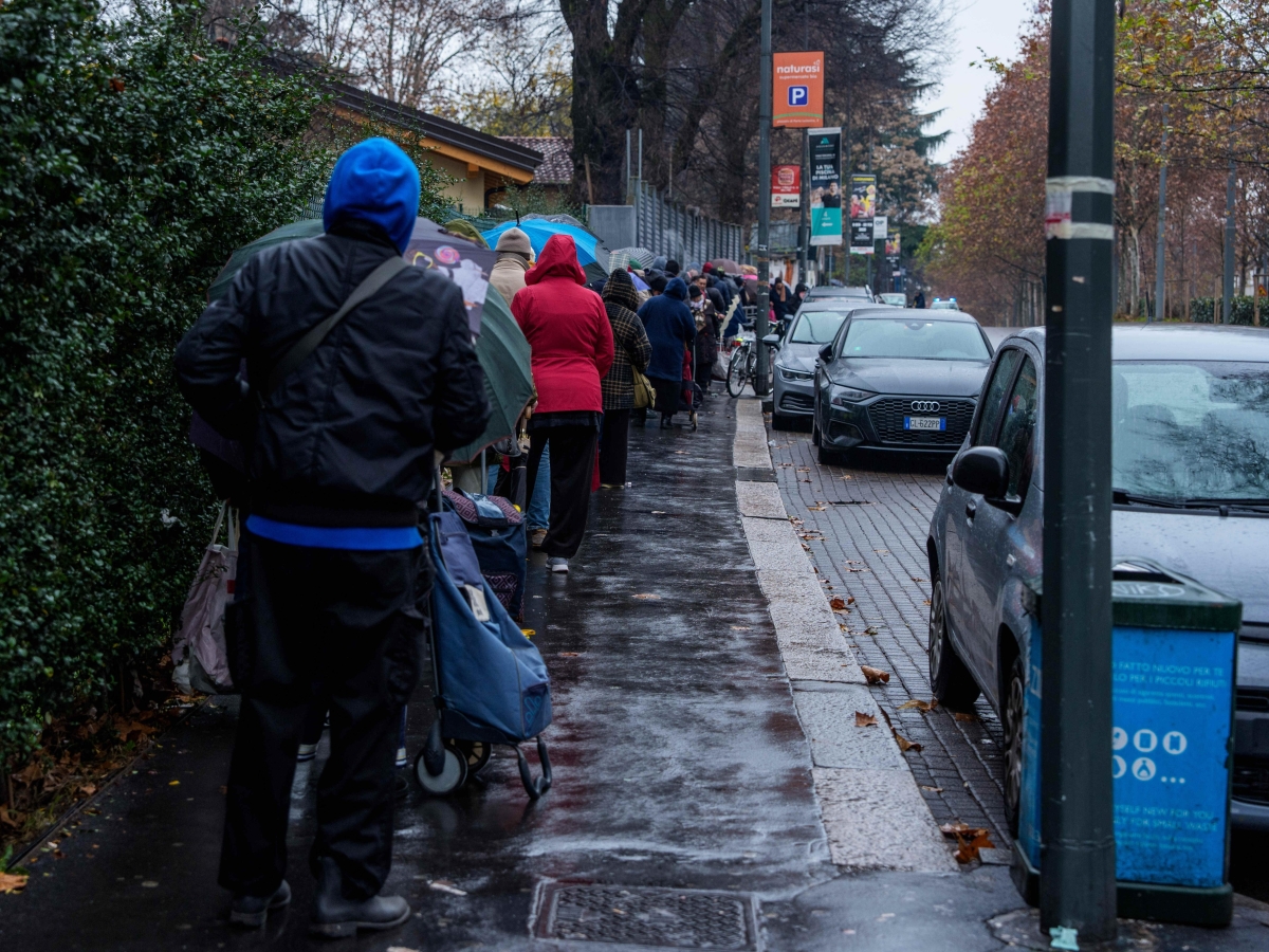 due ore in coda al freddo per un sacchetto di cibo da pane quotidiano a milano il natale di chi non arriva a fine mese