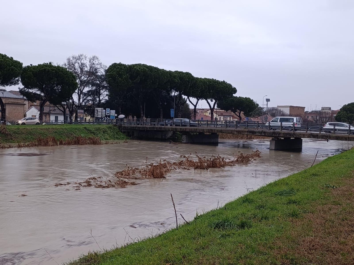 maltempo allerta rossa in emilia romagna il senio sopra la soglia disposte evacuazioni a firenze ritardi e voli cancellati per il vento