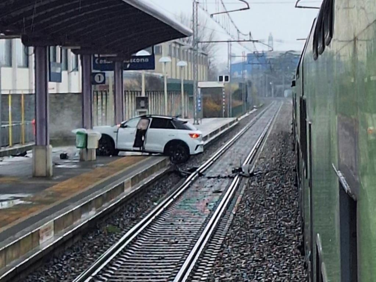 Cesano Boscone, sbaglia la manovra con l'auto e finisce «parcheggiato» sui binari del treno