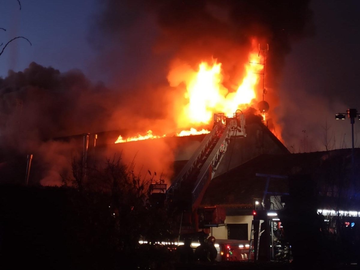 Mantova, lascia sul divano il cellulare in carica e un phon: scatta un incendio che gli distrugge la casa