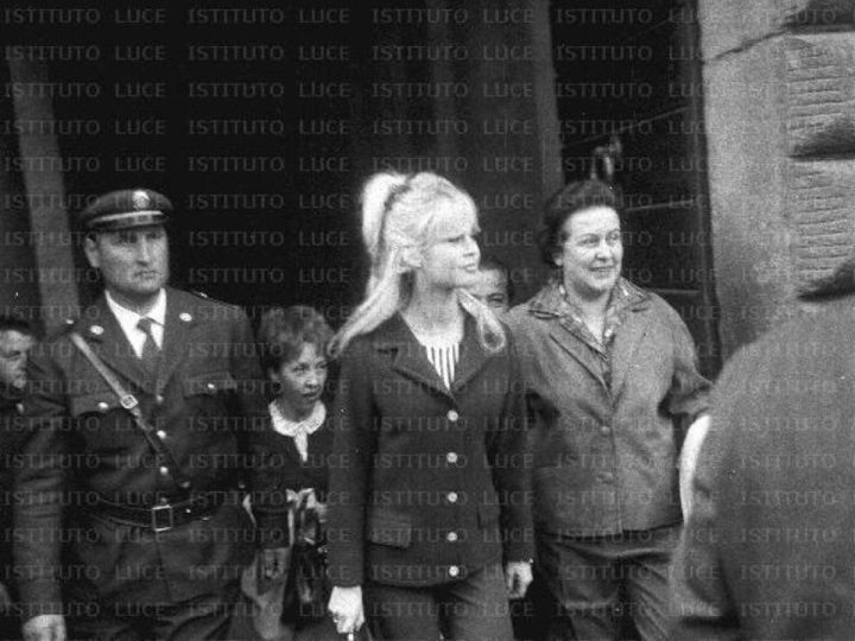 Brigitte Bardot, l'arrivo a Roma negli anni 60: le minigonne, i tailleur maschili, l'attivismo ambientalista. Nulla fu più come prima